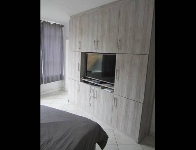 0.5 BEDROOM APARTMENT TO LET IN VREDEHOEK
